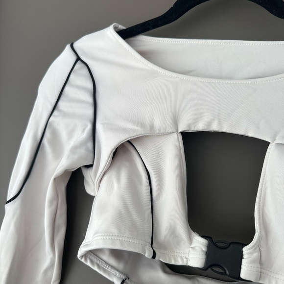 LF Buckle Closure Top - Picture 6 of 7